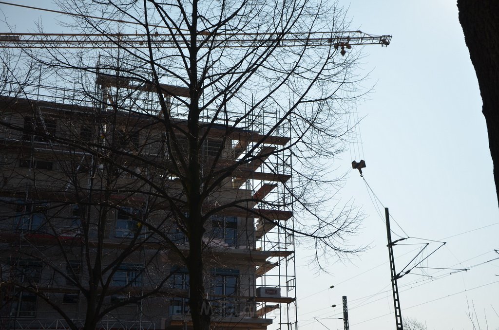 Einsatz BF Koeln Kran beruehrt Oberleitung DB Koeln Gremberg Taunusstr P012.JPG